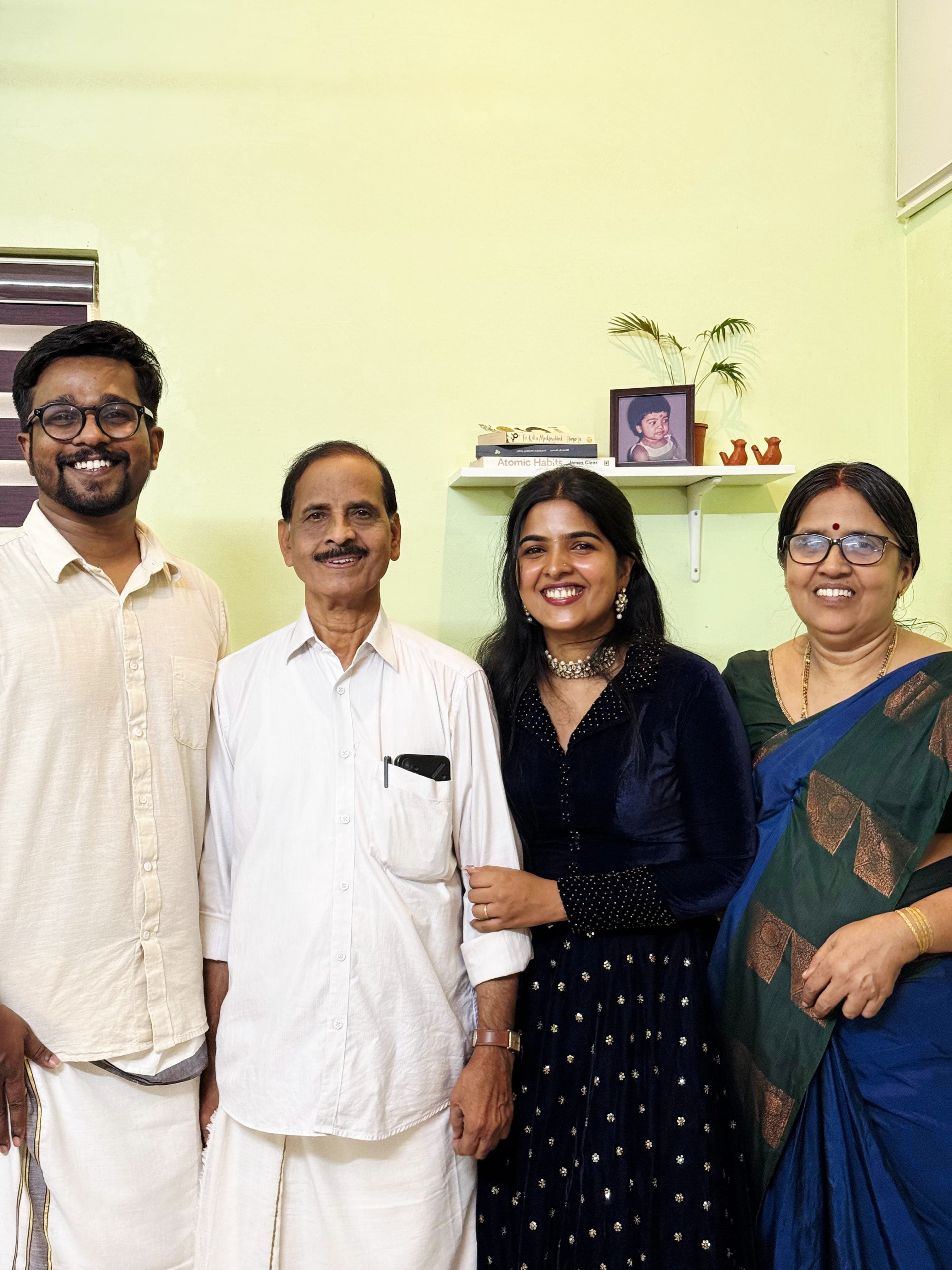 Family portrait with the couple and parents in traditional attire